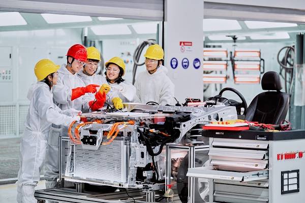 新能源汽車技術(shù) 行業(yè)新藍(lán)海，學(xué)習(xí)正當(dāng)時(shí)